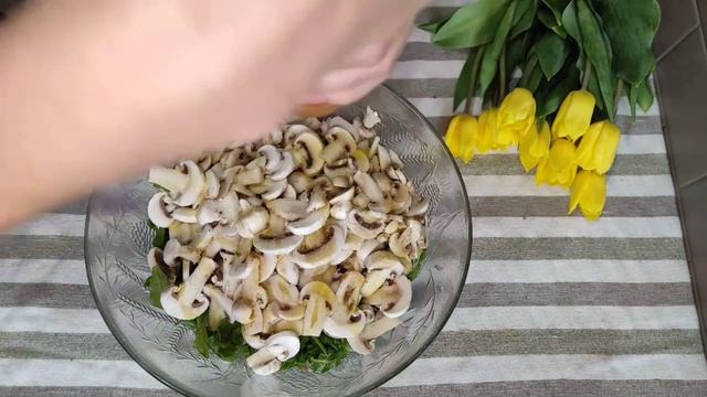Соедините эти ингредиенты и приготовьте этот вкуснейший  салат.?   #салатсгрибами #салатсрукколой