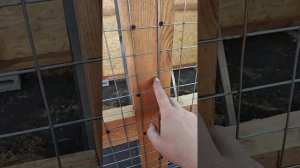 Как прикрепить сварную сетку к деревянному брусу без лишних затрат.