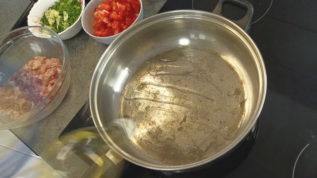 Фаршированный перец с рубленым мясом, запеченный в духовке со сметанной подливой