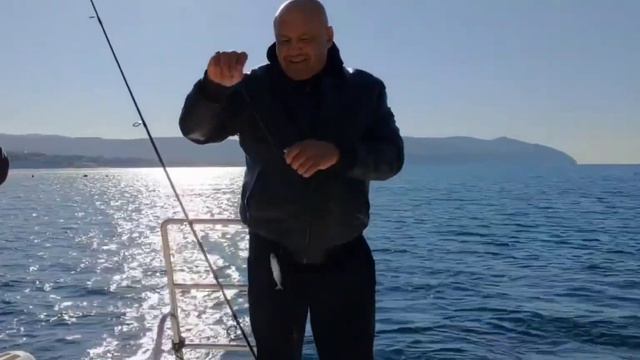 Мощная рыбалка. Изя с одного кия взял с десяток рыбин смотреть онлайн