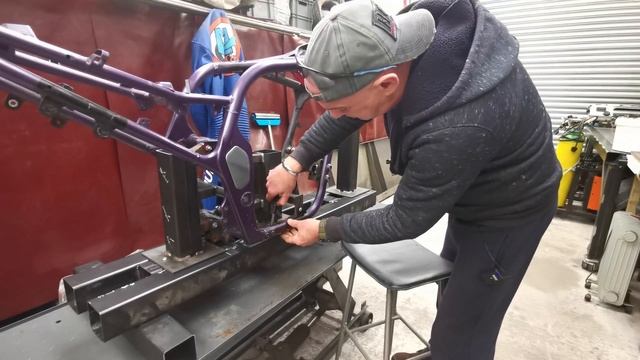 Modifying a motorcycle frame - Suzuki Bandit Cafe Racer - ASBO Project смотреть онлайн