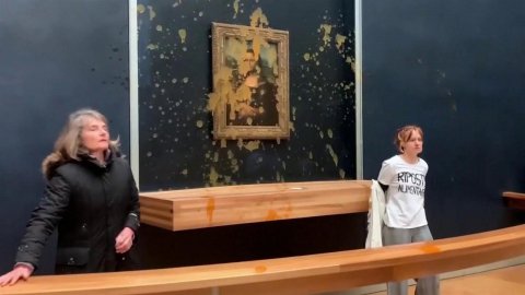 В Лувре "ради экологии" облили супом "Мону Лизу" Леонардо Да Винчи