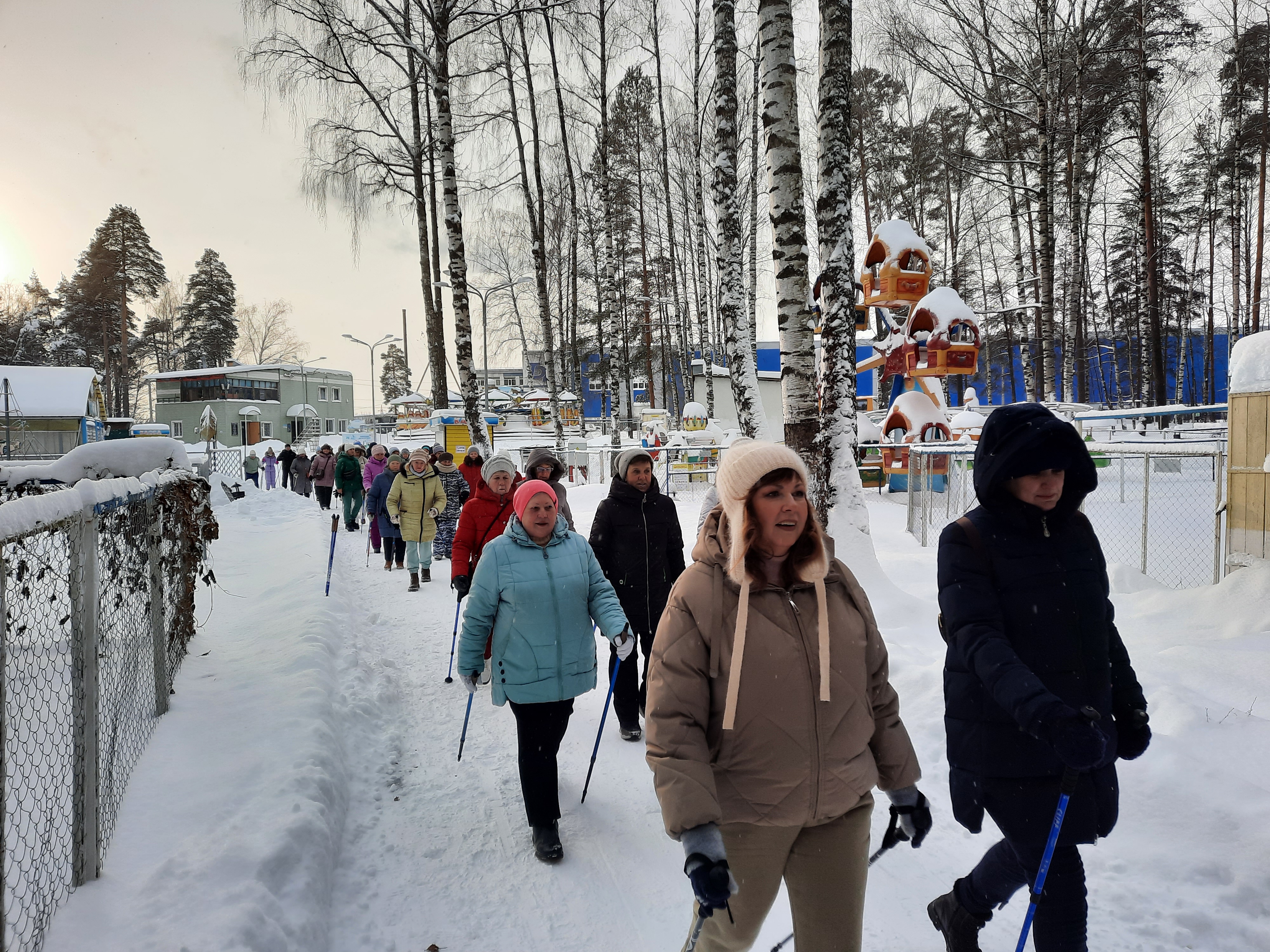 Тренировка по северной ходьбе с участием волонтеров медиков и ветеранов в парке «Харинка» г.Иваново