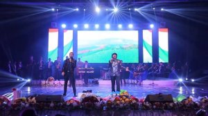 Мухаммадрафи Кароматулло & Дамирбек Олимов - Мо накунем ки мекунад