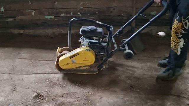 Срезаем, ровняем, трамбуем, выставляем-скоро сделаем черновой пол в доме. #хочувдеревню #хутор смотреть онлайн