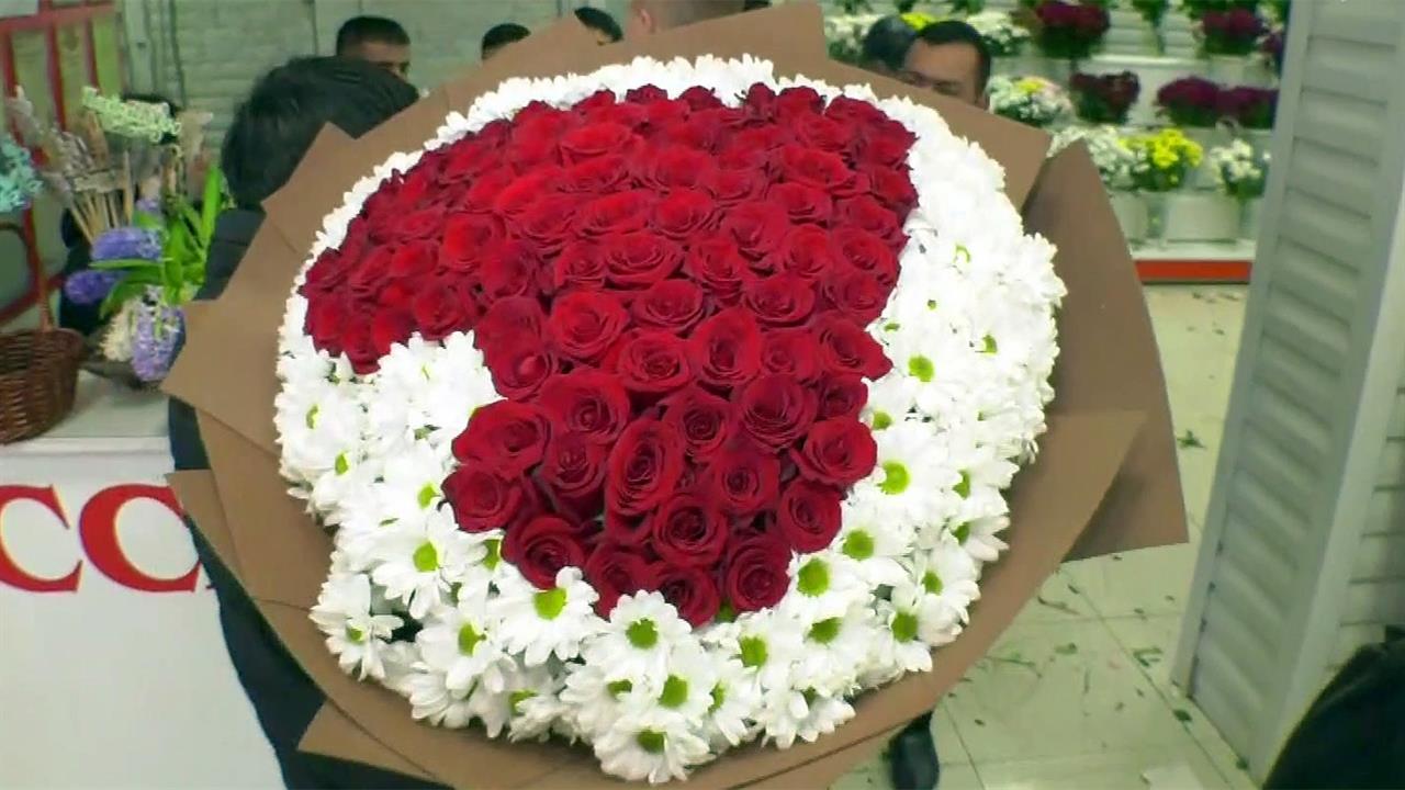 8 Марта мужчины традиционно стараются порадовать женщин цветами и подарками