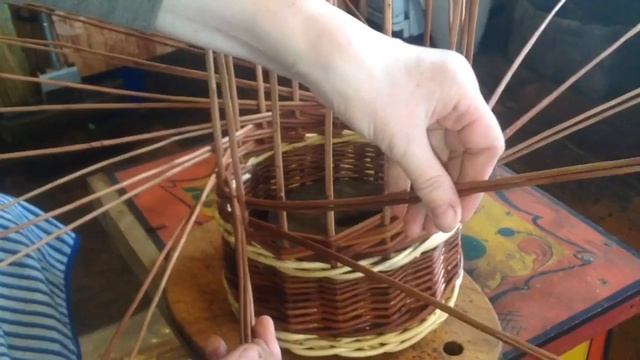 Плетение корзины из лозы.Ч.4.Плетем стенки в два прута.