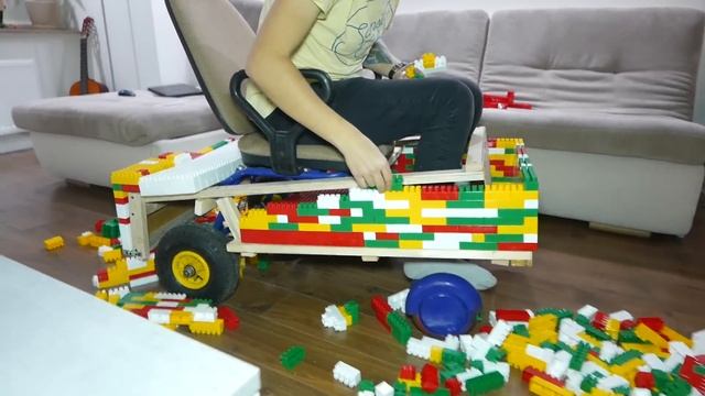 МАШИНА ИЗ LEGO И ГИРОСКУТЕРА смотреть онлайн