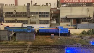 Модели тепловозов ТЭМ2-1013 и ТЭ1-20 в масштабе 1:87 на макете
