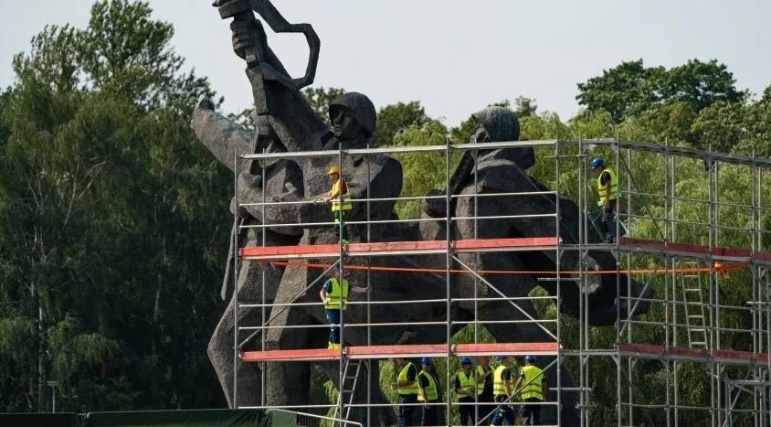 Снос памятника Освободителям в Риге обернулся задержаниями и уголовными делами