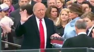 У Трампа улетел парик!