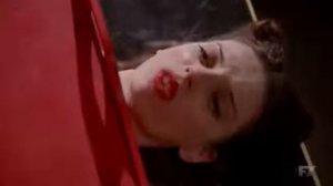 Распиливание девушки в американской истории ужасов