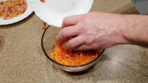 Потрясающе вкусный новогодний салат на праздничный стол из корейской моркови и копченой горбуши.