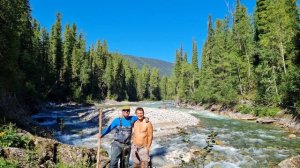 Трое в лодке обнесли 2 порога на реке Кизир. Рыбалка, голубые лагуны, приключения с пробитой лодкой
