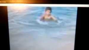 Маленький мальчик купается