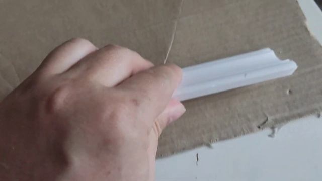 Потолочный плинтус. Срез угла для потолочного плинтуса. Срез галтели. Стыкуем потолочный плинтус.