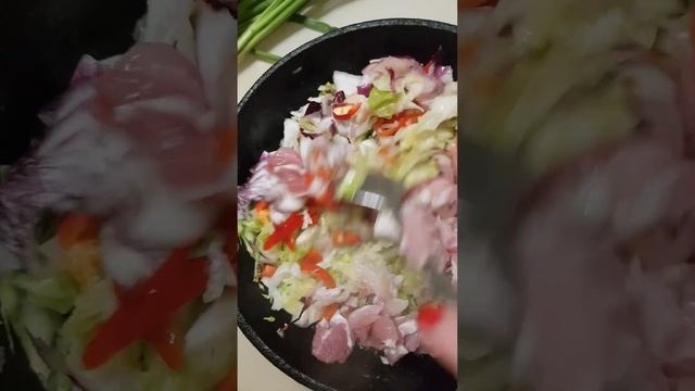 ТУШЁНАЯ КАПУСТКА СО СВИНИНОЙ И ЗЕЛЕНЬЮ! ОЧЕНЬ ПРОСТОЙ РЕЦЕПТ, НО ТАК ВКУСНО ПОЛУЧАЕТСЯ! ?❤ смотреть онлайн