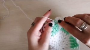 Салфетка с большими,объемными цветами /крючком /