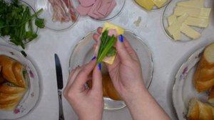 Бутерброды с сыром, колбасой, маслом, беконом и зеленью | Багет с начинкой, поджаренный в духовке