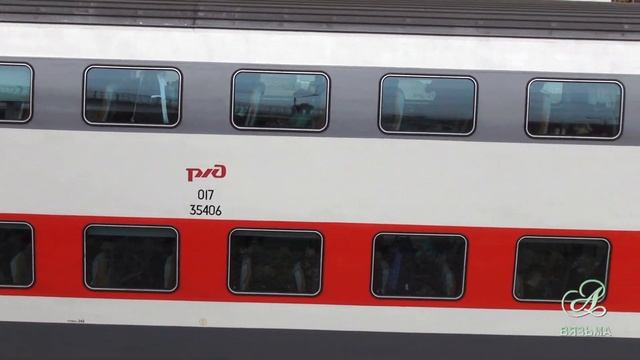 Двухэтажный поезд сообщением "Москва - Смоленск" на станции Вязьма. 16.10.2020 г. смотреть онлайн