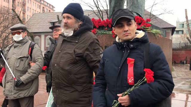 200 лет Фридриху Энгельсу отметили Коммунисты в Москве смотреть онлайн