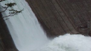Сброс воды на Братской ГЭС.