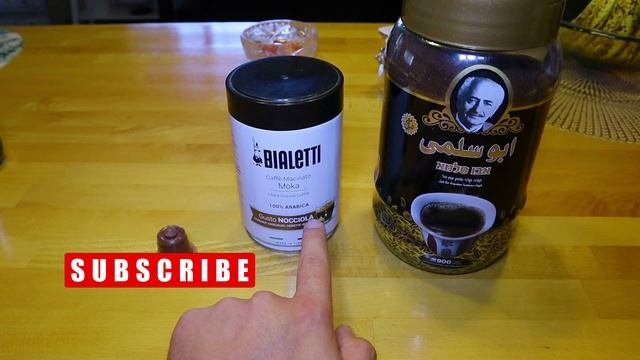 Любитель кофе тестирует три разных вида кофе ! Какой лучше ?