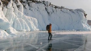 Катание на озёрных коньках по замёрзшему Байкалу