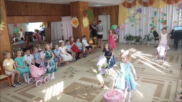 03-Танец мамочек с колясками