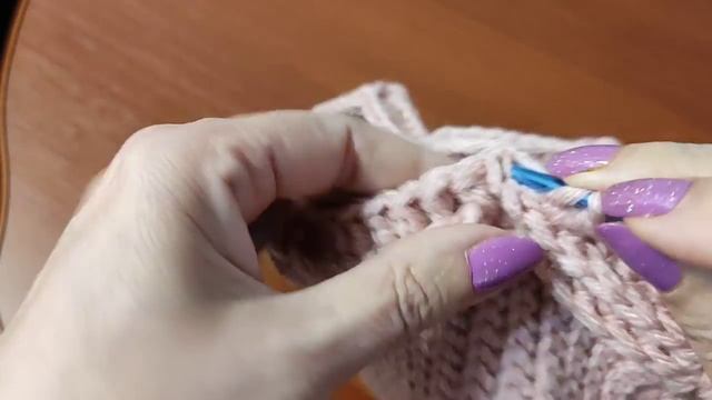 Зимняя шапочка рельефными столбиками крючком.  Теплая шапочка для начинающих.
