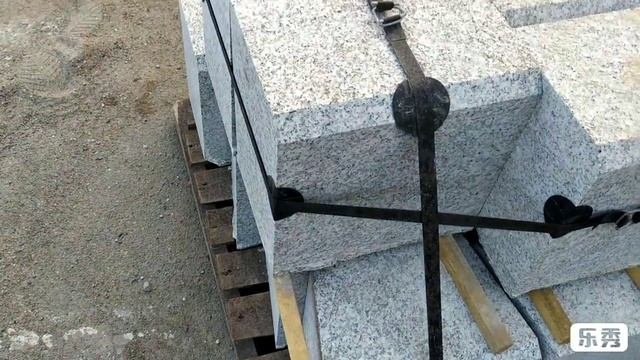 Натуральный или искусственный гранит. Бетонные технологии.?