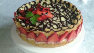 ТОРТ С КЛУБНИКОЙ! Воздушный бисквит, нежный молочный крем, свежая клубника это супер-тортик!