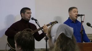 Он нас сделал родными, Он нас сделал друзьями, дал нам новое имя, нас зовут христиане