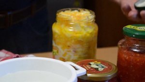 КАК ОТКРЫТЬ БАНКУ С ЗАКРУЧИВАЮЩЕЙСЯ КРЫШКОЙ | В Доме хозяин