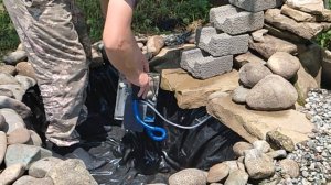 Маленький прудик с горкой в саду своими руками из подручных материалов.