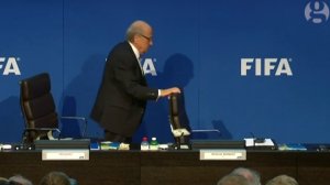 Le cupide Sepp Blatter se prend une douche de billets - bien fait !