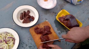 Готовим печень с пивом на сковородке в мангале