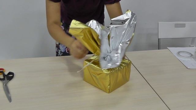 Как упаковать подарок в полисилк. Вариант 1 смотреть онлайн
