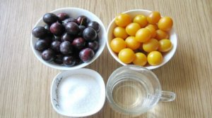 Компот из желтой и красной алычи