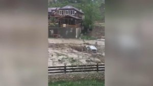 В Дагестане автомобиль УАЗ унесло потоком воды
