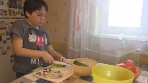 ШКОЛЬНЫЕ УРОКИ. ТЕСТИРУЮ ГУБКИ С МЫЛОМ. АНДРЕЙ ГОТОВИТ САЛАТ. ШКОЛЬНЫЕ РЕПЕТИТОРЫ. ПОГОДА .