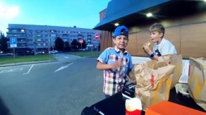 Подарил школьникам 10 000 рублей. Часть 2