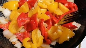 Баклажаны с овощами в кисло-сладком соусе.