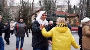 И ПОХОДКОЙ ГОРДОЙ ДАЛЬШЕ ПОПЛЫЛА! ТАНЦЫ В ПАРКЕ ГОРЬКОГО