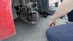 Замена передних тормозных колодок на Toyota Vitz