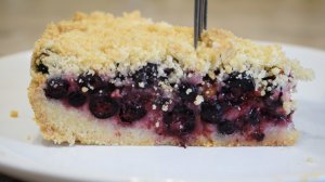 Проще и быстрее не бывает! Все смешать и в духовку! Очень вкусный насыпной пирог с ягодами!