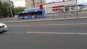ещё один троллейбус ставит штанги