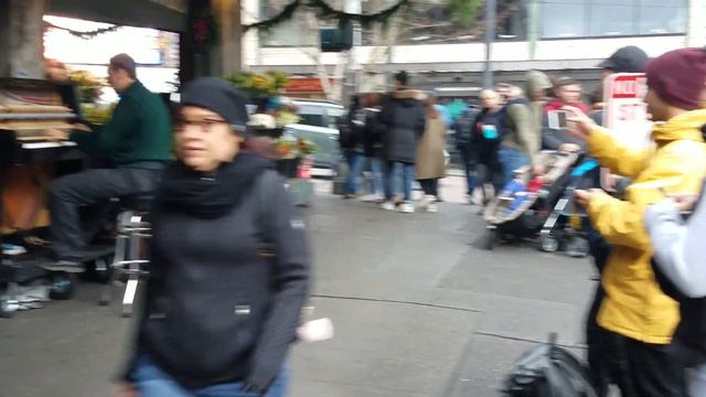 Seattle street performer goes HARD on piano смотреть онлайн