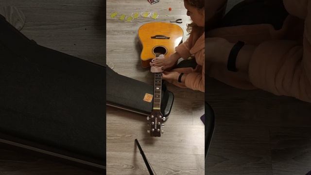 173). #зима , #холодно, #снимаем #старые #струны на #гитаре и одеваем новые. #настроить #гитару смотреть онлайн