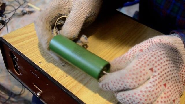 Большой и зеленый конденсатор